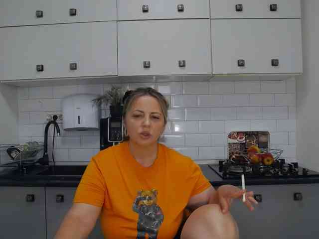 EllaSwan webcam