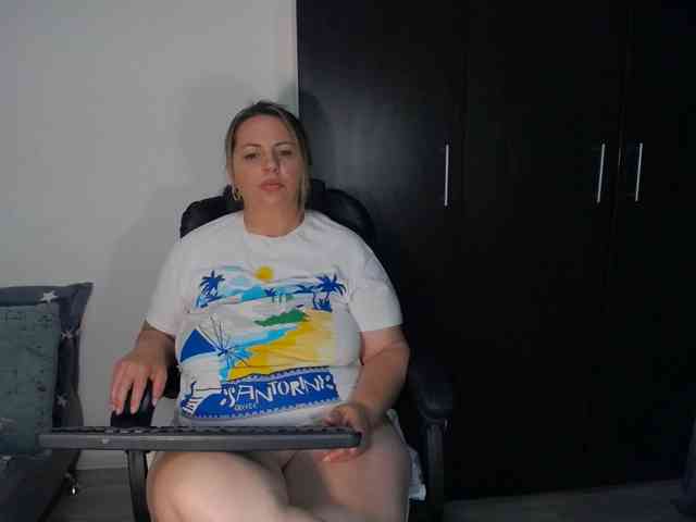 EllaSwan webcam