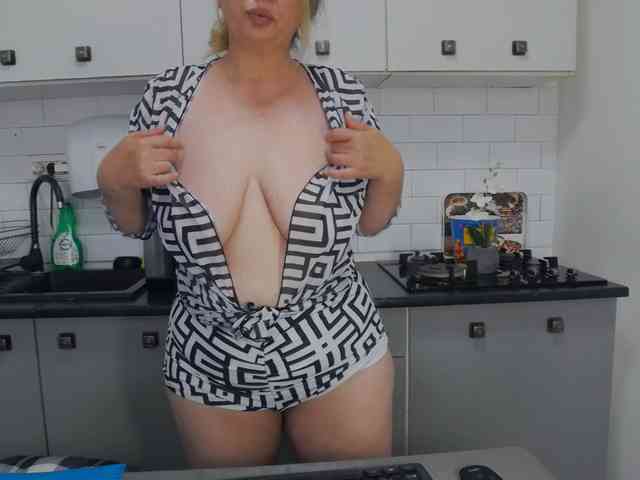 EllaSwan webcam