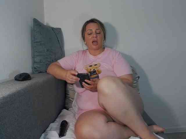 EllaSwan webcam