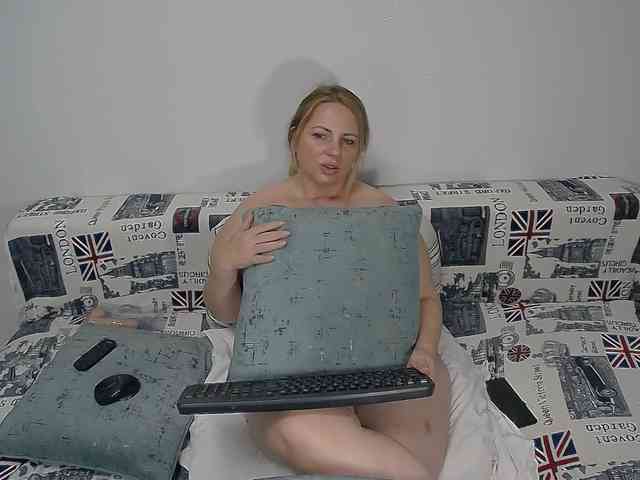 EllaSwan webcam