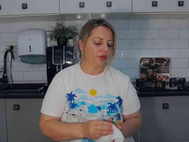 EllaSwan webcam
