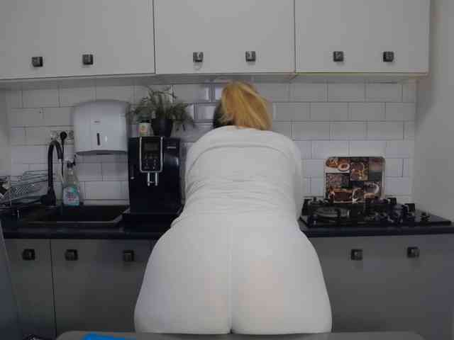 EllaSwan webcam