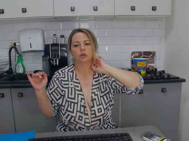 EllaSwan webcam