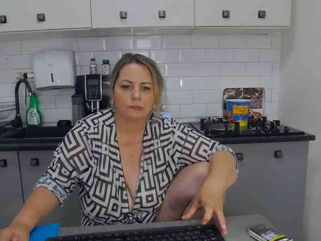 EllaSwan webcam