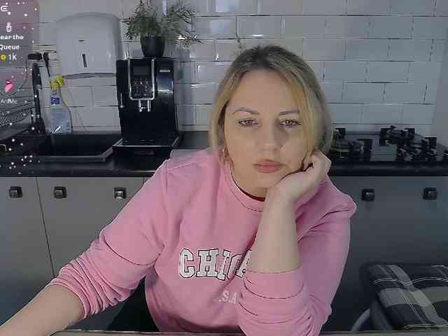 EllaSwan webcam