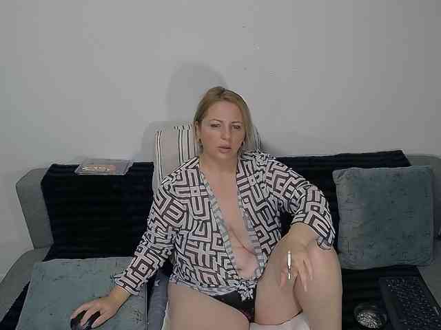 EllaSwan webcam
