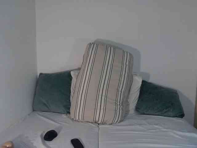 EllaSwan webcam