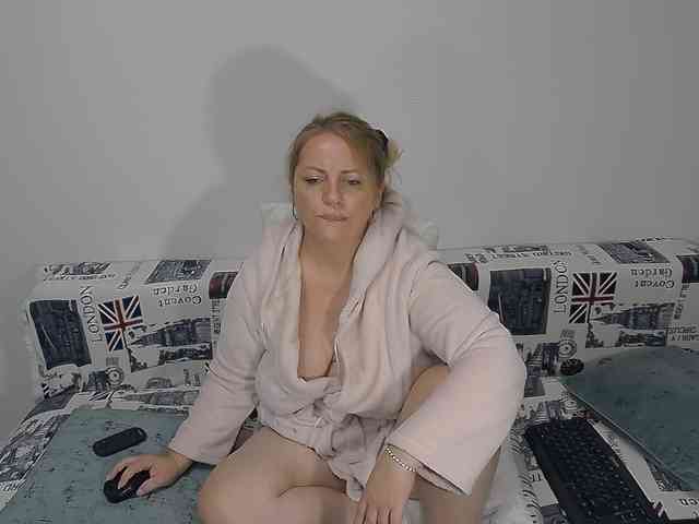 EllaSwan webcam