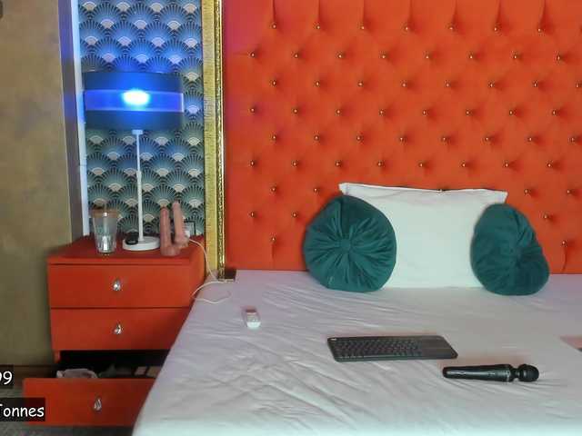  VallerieJones chat room