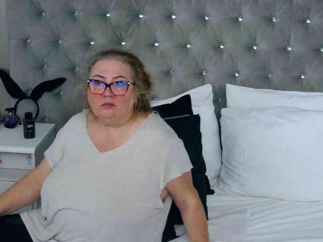 MadameLeona webcam