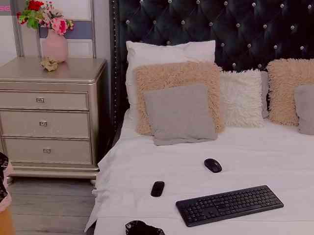 MadameLeona webcam