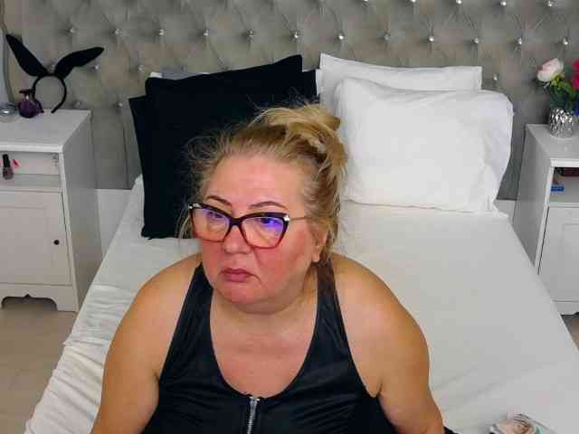 MadameLeona webcam