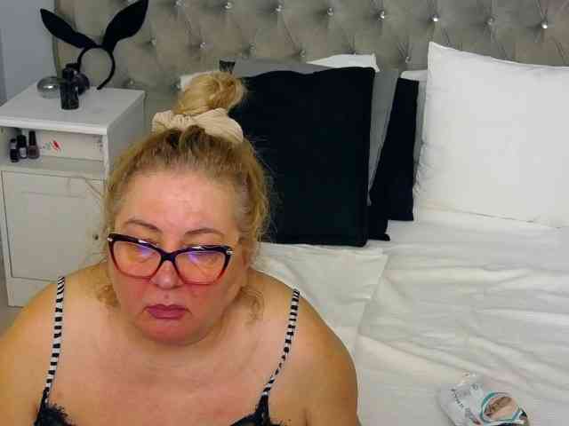 MadameLeona webcam
