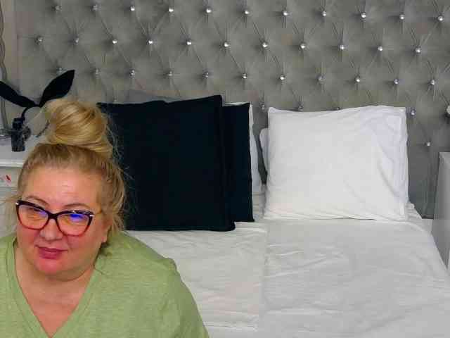 MadameLeona webcam