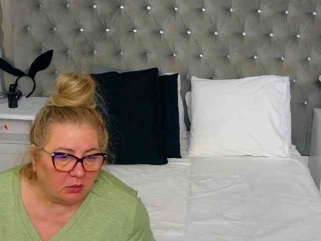 MadameLeona webcam