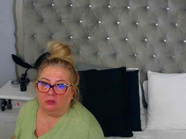 MadameLeona webcam