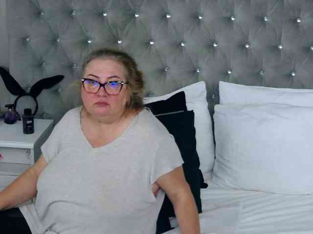 MadameLeona webcam