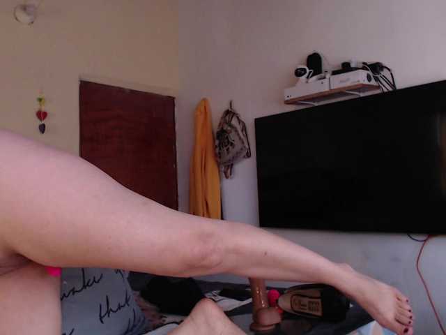 EmmaHenderson's BongaCams show and profile