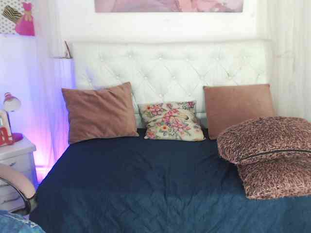 alicemiller13 webcam