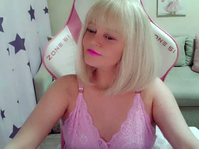 ChristieRoses's BongaCams show and profile