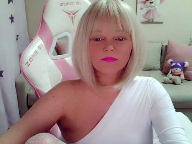 ChristieRoses's BongaCams show and profile