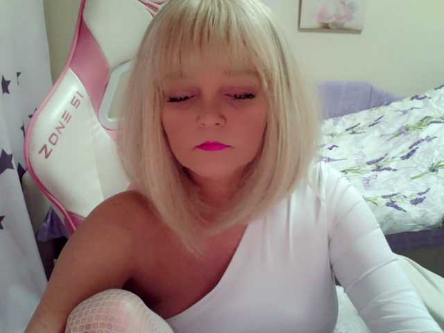 ChristieRoses's BongaCams show and profile