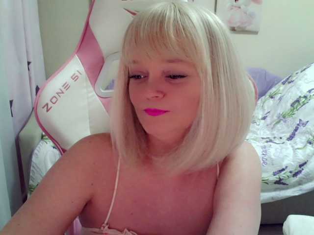 ChristieRoses's BongaCams show and profile
