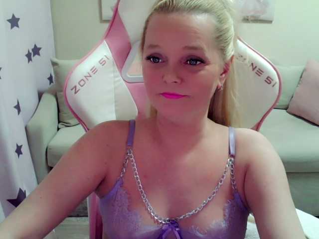 ChristieRoses's BongaCams show and profile