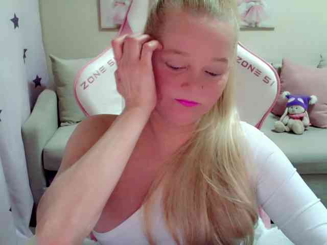 ChristieRoses webcam