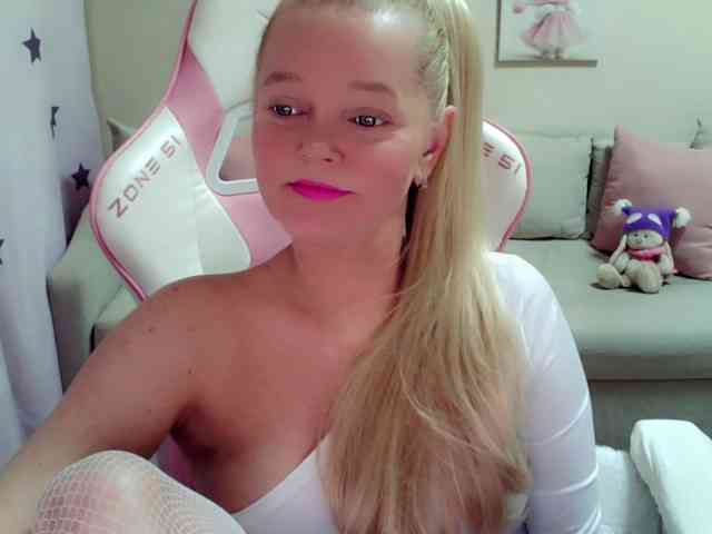 ChristieRoses webcam