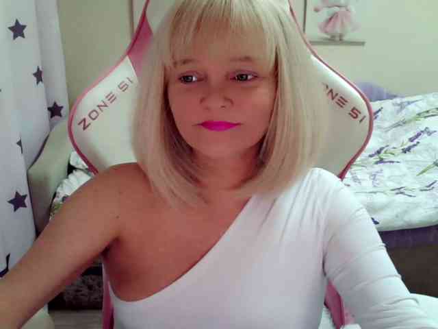 ChristieRoses webcam