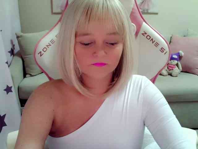 ChristieRoses webcam