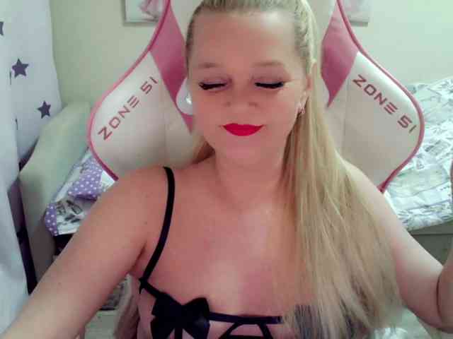 ChristieRoses webcam