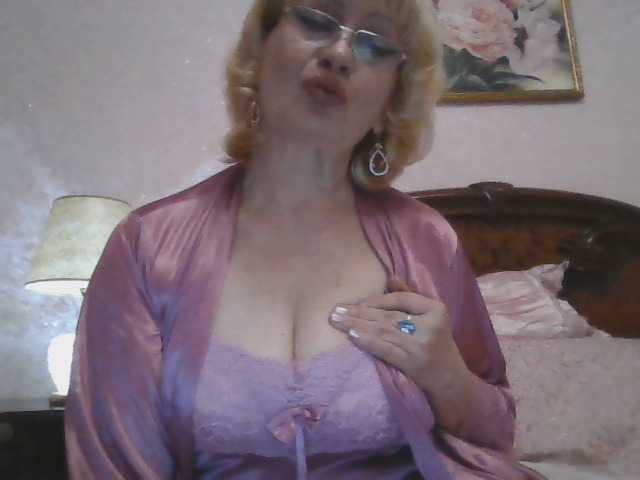 Ur-Mami's BongaCams show and profile