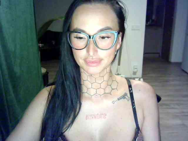 tattooedKika webcam