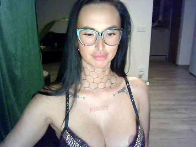 tattooedKika webcam