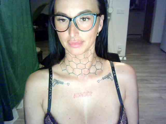 tattooedKika webcam