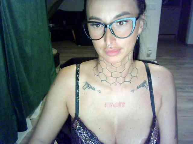 tattooedKika webcam