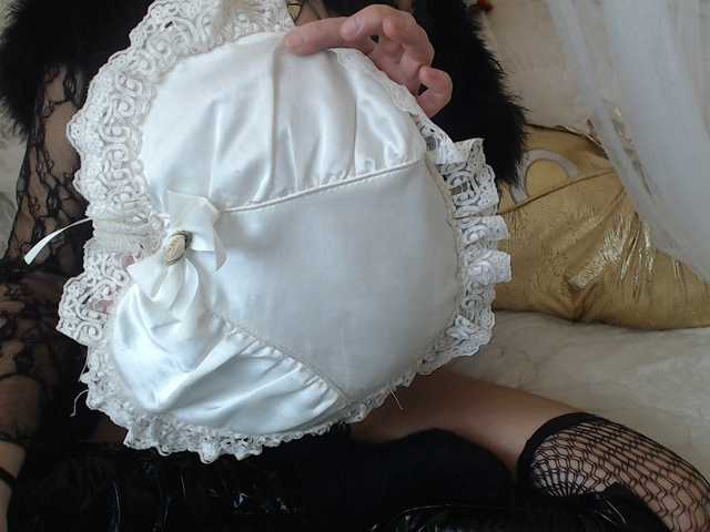 MadinaGold777's BongaCams show and profile