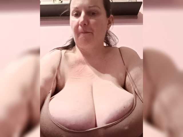 LadyAlma's BongaCams show and profile