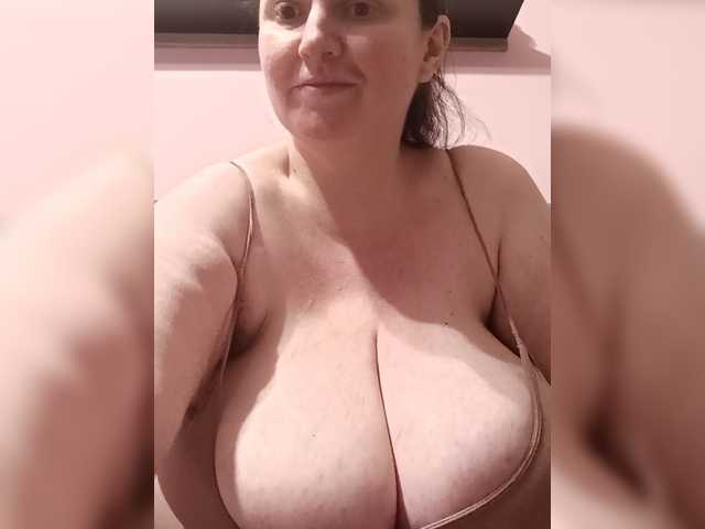 LadyAlma's BongaCams show and profile