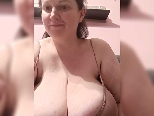 LadyAlma's BongaCams show and profile