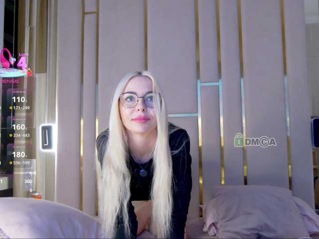 WhiteGirl-one live cam