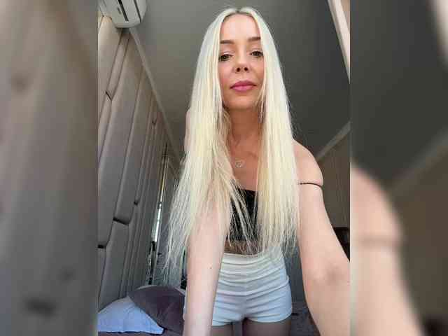 WhiteGirl-one webcam