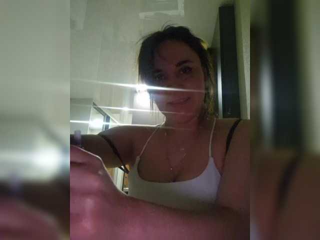 Kira183's BongaCams show and profile