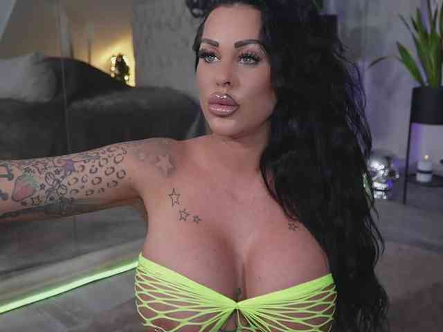 Hotmilfbitch webcam