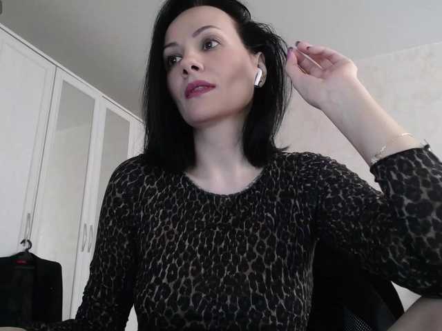 le modèle SexWife_for_cuck est en webcam porno dans un show sur le site bongacams, il possède les tags suivants: White/Caucasian,Brunette,Hairy