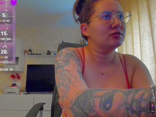 O-Queen's BongaCams show and profile