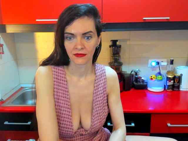 SexQueen11 webcam